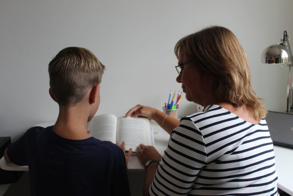 Cindy begeleidt een kind in haar praktijk
